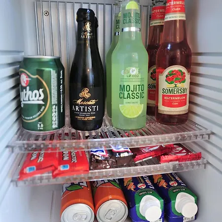 Salty Wave * העיירה סקיאתוס