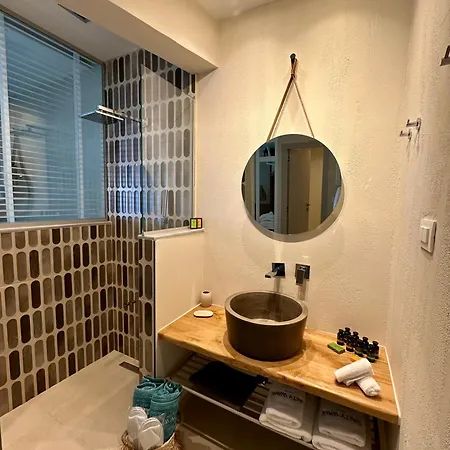 Salty Wave * העיירה סקיאתוס